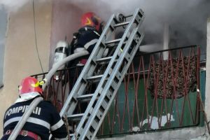 Incendiu la o vilă din Bratca. Sufrageria locuinţei s-a făcut scrum, de la un coş de fum