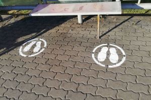 Arădenii, încurajaţi să respecte distanţarea socială. Noi MARCAJE în staţiile de tramvai (GALERIE FOTO)