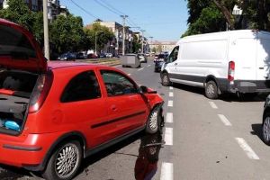 ACCIDENT pe Iuliu Maniu! Un autoturism şi o dubiţă au intrat în COLIZIUNE