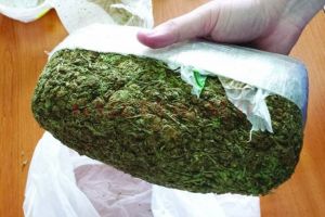 Cum au fost prinşi doi bărbaţi din Ocna Mureş care vindeau cannabis cu 50 de lei gramul: ”Ştiam că vinde iarbă, am cumpărat de la acesta de 2 ori”