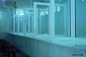 Penitenciarul Focşani, în starea de alertă: deţinuţii îşi văd familiile doar prin geamul despărţitor