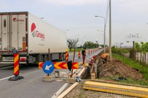 Au început lucrările pentru racordarea Aeroportului la şoseaua naţională DN 79 Oradea - Arad (FOTO)