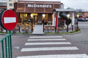 GATA CU COZILE LA MC DRIVE. PUTEŢI COMANDA DIN RESTAURANT
