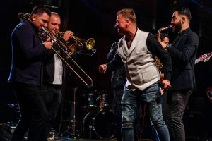 Manelele rămân interzise pe domeniul public în Timişoara. „Ar fi o adevărată blasfemie un concert de manele în minunatele noastre pieţe”
