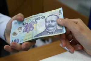 Atenţie pe cine lăsaţi în casă! Cum a reuşit un cuplu de escroci să îi fure banii unei clujence