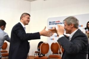 Intepaturi intre USR-isti. Dan Barna, despre Dacian Cioloş: A încercat să devină şi el viral / VIDEO