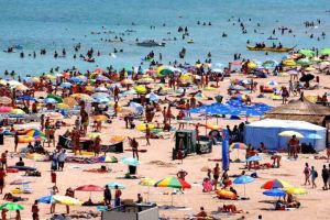 Românii vor în vacanţă pe litoralul românesc. Condiţia, hotelurile să asigure dezinfectanţi, iar personalul să poarte măşti