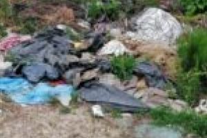 Taxă de înfrumuseţare, dar gunoaiele nu dispar! Locuitorii din Moşniţa Nouă sunt furioşi pe cei care conduc