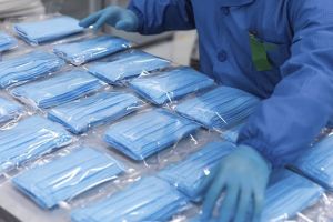 Tătaru: 2,3 milioane de persoane defavorizate vor primi gratuit câte 50 de măşti