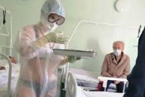 O asistentă şi-a pus combinezonul de protecţie transparent direct peste lenjeria intimă. Bătrânii pe care îi îngrijea au rămas fără cuvinte