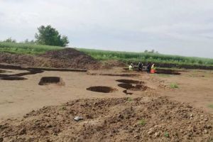 Vestigii din epoci diferite scoase la lumina de arheologii Muzeului Naţional al Unirii Alba Iulia de pe şantierul centurii Timişoara Sud