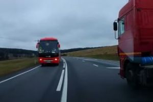 Șofer clujean, aproape strivit între un TIR şi un autocar. A scăpat ca prin urechile acului VIDEO