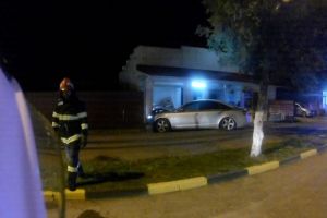 Pasager ranit, dupa ce un sofer a intrat cu masina intr-o cladire si a distrus mai multe bunuri