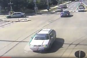 VIDEO. Curier aflat pe bicicletă, lovit în plin de o maşină, în Calea Torontalului din Timişoara