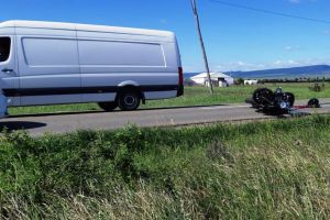 FOTO-ULTIMĂ ORĂ: Accident pe şoseaua Odobeştiului | Motociclist rănit grav după impactul cu o dubă