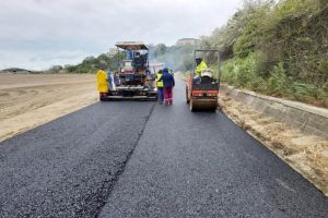 Constanta: Angajatii Confort Urban reabiliteaza carosabilul pe strada Lebedei