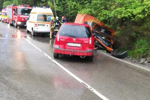 Șofer rănit după ce maşina i-a fost lovită de un autoturism care a intrat pe contrasens