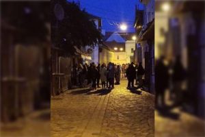 Pe o stradă din Cluj-Napoca tinerii fac petrecere şi beau seară de seară