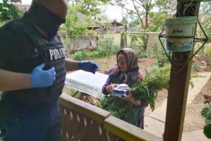 Primele măşti distribuite gratuit de Prefectura Bihor au ajuns în zona de Nord-Est a judeţului (FOTO)