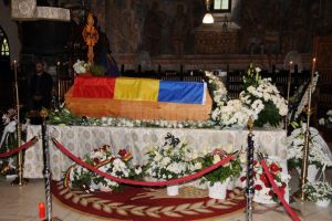Slujba înmormântării Părintelui Arhiepiscop Pimen este oficiată de Mitropolitul Teofan, ...