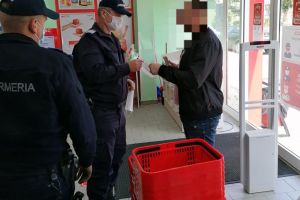 Jandarmii au împărţit măşti celor care se aflau în incinta magazinelor şi nu aveau