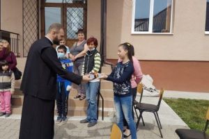Tablete pentru elevii nevoiaşi oferite de  Arhiepiscopia Alba Iuliei