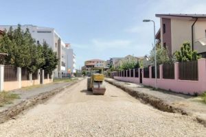 Constanta: Angajatii Confort Urban amenajeaza carosabilul pe strada Paul Constantinescu din cartierul Compozitorilor