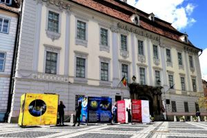 FOTO: Expoziţie stradală cu lucrări de pictură în centrul Sibiului