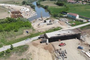 VIDEO| Pe autostrada A10 Sebeş-Turda, lotul 2, s-au reluat lucrările la podul peste râul Mureş de la Sâncrai