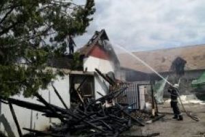 ISU Covasna: Incendiu la acoperişul unei unităţi de prelucrare a cărnii din municipiul Sfântu Gheorghe