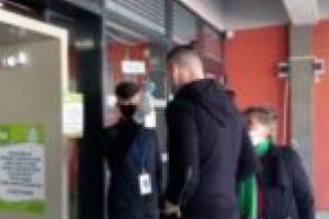 FOTO. Nu doar la supermarket! Testarea temperaturii se realizează de astăzi şi în pieţele închise din Timişoara