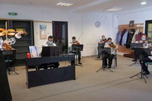 Ansamblul „Ciprian Porumbescu” a interpretat „Balada” lui Ciprian Porumbescu în semn ...