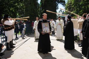 Arhipăstorul Bucovinei a plecat spre locul de veci pe un drum udat de lacrimi şi presărat cu ...