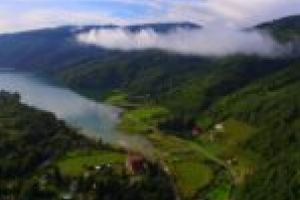 Turişti timizi în Poiana Mărului. Proprietarii de pensiuni nu-şi pierd speranţa