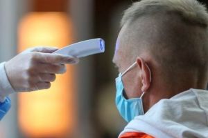 Măştile de protecţie şi măsurarea temperaturii au devenit OBLIGATORII. Ordinul a fost publicat în Monitorul Oficial