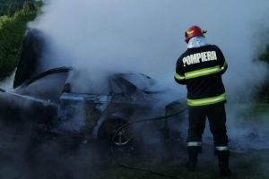 FOTO Autoturism mistuit de flăcări – Nimeni nu a fost rănit