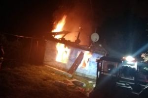 Casă distursă de flăcări la Axente Server – Pompierii au stins focul după două ore