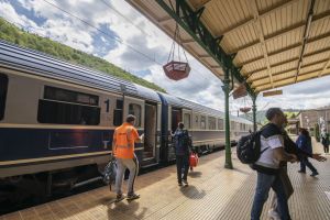 CFR A PREGĂTIT TRENURI SPECIALE PENTRU LITORAL. CÂND VOR ÎNCEPE SĂ CIRCULE