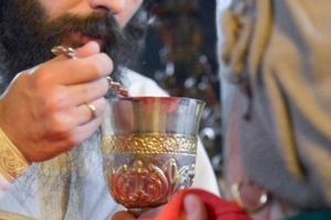 Relaxare a regulilor de desfăşurare a slujbelor religioase: Linguriţa pentru împărtăşanie, dezinfectată după fiecare folosire