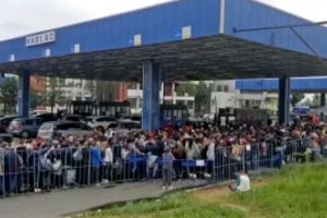 HAOSUL de la vămi CONTINUĂ: românii stau ore în ȘIR la COZI şi sunt plimbaţi prin vămi închise/ PNL nu reacţionează la chinurile diaspora