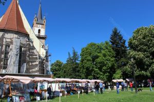 Târgul de produse locale a revenit în locul cuvenit de lângă Biserica Evanghelică