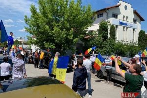 VIDEO – Protest în faţa fabricii Kronospan din Sebeş – Sute de oameni condamnă tăierile abuzive de lemn