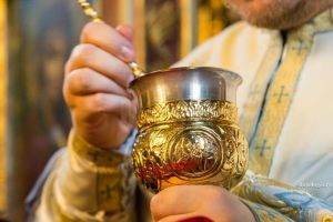 Oficial: Credincioşii pot fi împărtăşiţi cu aceeaşi linguriţă, dar aceasta trebuie ...