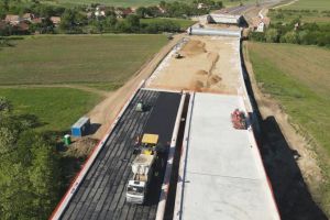 VIDEO| „Minune” pe autostrada A10 Sebeş-Turda, lotul 1: Prima structură de beton care „vede” asfaltul