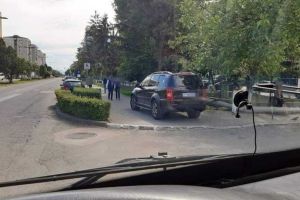 FOTO ȘTIREA TA| Cu gipanul pe trotuar: Parcare ”de bizon” în faţa Spitalului Judeţean Alba