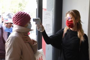 „Drepturile omului”: Zeci de plângeri la Avocatul Poporului pentru măsurarea temperaturii în spaţiile publice