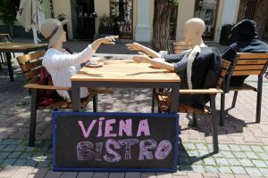 Pentru cine s-a deschis deja o terasă din Bistriţa. Restul aşteaptă prima zi din iunie