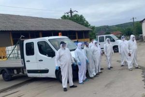 FOTO| Dezinfectare a zonelor intens circulate din Sebeş. Dorin Nistor: „Vom trece cu bine peste această perioadă. Să fim oameni pentru oameni!”