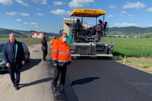 Lucrările de modernizare a drumului Mălini-Slatina au ajuns la faza de asfaltare