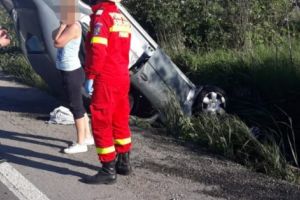 CĂUTÂND CEVA, S-A DUS CU TOT CU VOLAN